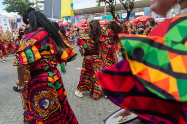 Salvador, Bahia, Brezilya - 14 Şubat 2026: Banda Dida 'lı kadın vurmalı çalgıcılar Brezilya' daki Salvador Karnavalı 'nda davul çalarken görüldü.