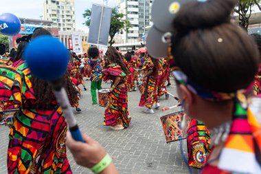 Salvador, Bahia, Brezilya - 14 Şubat 2026: Banda Feminina Dida üyeleri Brezilya 'daki Salvador Karnavalı' nda bateri ve perküsyon enstrümanları çalıyorlar.