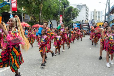 Salvador, Bahia, Brezilya - 14 Şubat 2026: Banda Feminina Dida üyeleri Brezilya 'daki Salvador Karnavalı' nda bateri ve perküsyon enstrümanları çalıyorlar.