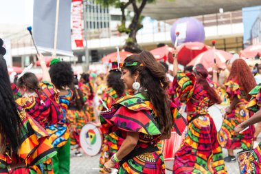 Salvador, Bahia, Brezilya - 14 Şubat 2026: Dida Kadın Bandosu 'ndan kadın vurmalı çalgıcılar Salvador, Bahia' daki karnaval sırasında bateri çalıyor ve Afro-Brezilya kültürünü kutluyorlar.