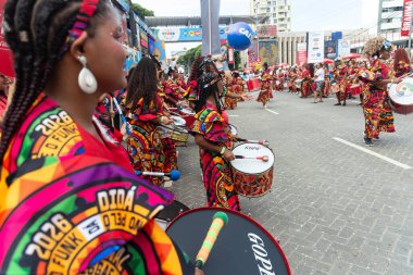 Salvador, Bahia, Brezilya - 14 Şubat 2026: Dida Kadın Bandosu 'ndan kadın vurmalı çalgıcılar Salvador, Bahia' daki karnaval sırasında bateri çalıyor ve Afro-Brezilya kültürünü kutluyorlar.
