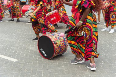 Salvador, Bahia, Brezilya - 14 Şubat 2026: Dida Kadın Bandosu 'ndan kadın vurmalı çalgıcılar Salvador, Bahia' daki karnaval sırasında bateri çalıyor ve Afro-Brezilya kültürünü kutluyorlar.
