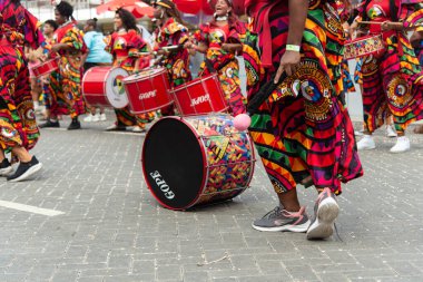 Salvador, Bahia, Brezilya - 14 Şubat 2026: Dida Kadın Bandosu 'ndan kadın vurmalı çalgıcılar Salvador, Bahia' daki karnaval sırasında bateri çalıyor ve Afro-Brezilya kültürünü kutluyorlar.