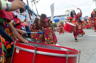 Salvador, Bahia, Brezilya - 14 Şubat 2026: Dida Kadın Bandosu 'ndan kadın vurmalı çalgıcılar Salvador, Bahia' daki karnaval sırasında bateri çalıyor ve Afro-Brezilya kültürünü kutluyorlar.