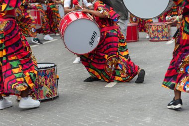 Salvador, Bahia, Brezilya - 14 Şubat 2026: Dida Kadın Bandosu 'ndan kadın vurmalı çalgıcılar Salvador, Bahia' daki karnaval sırasında bateri çalıyor ve Afro-Brezilya kültürünü kutluyorlar.
