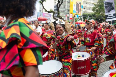 Salvador, Bahia, Brezilya - 14 Şubat 2026: Dida Kadın Bandosu 'ndan kadın vurmalı çalgıcılar Salvador, Bahia' daki karnaval sırasında bateri çalıyor ve Afro-Brezilya kültürünü kutluyorlar.