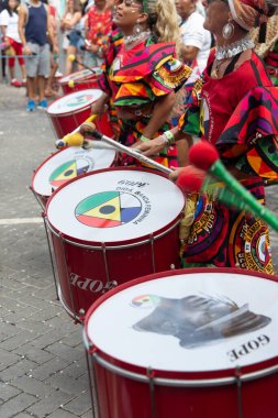 Salvador, Bahia, Brezilya - 14 Şubat 2026: Banda Feminina Dida üyeleri Brezilya 'daki Salvador Karnavalı' nda bateri ve perküsyon enstrümanları çalıyorlar.