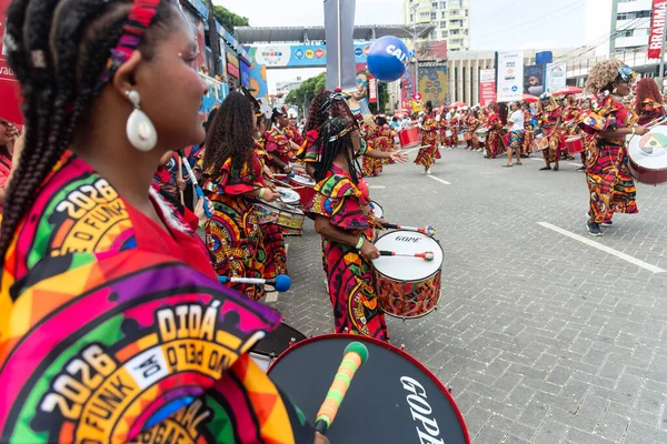 Salvador, Bahia, Brezilya - 14 Şubat 2026: Dida Kadın Bandosu 'ndan kadın vurmalı çalgıcılar Salvador, Bahia' daki karnaval sırasında bateri çalıyor ve Afro-Brezilya kültürünü kutluyorlar.