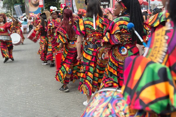 Salvador, Bahia, Brezilya - 14 Şubat 2026: Banda Dida 'lı kadın vurmalı çalgıcılar Brezilya' daki Salvador Karnavalı 'nda davul çalarken görüldü.