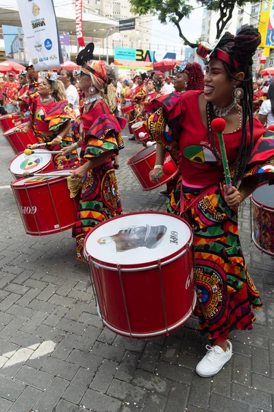 Salvador, Bahia, Brezilya - 14 Şubat 2026: Banda Dida 'lı kadın vurmalı çalgıcılar Brezilya' daki Salvador Karnavalı 'nda davul çalarken görüldü.