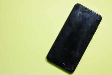 Akıllı telefon mobil ekran camı tasarım için sarı kağıda çatlamış.