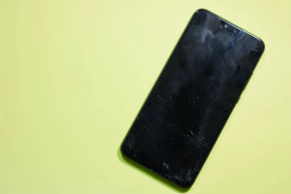 Akıllı telefon mobil ekran camı tasarım için sarı kağıda çatlamış.