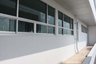 Binanın yakın plan fotoğrafı.