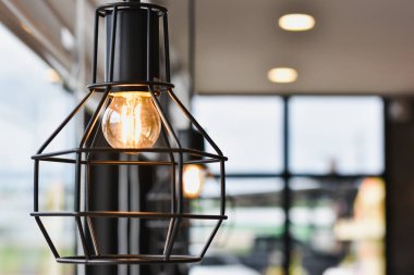 Kahve dükkanındaki eski lamba.