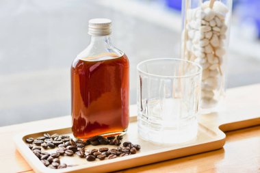 Cam şişedeki kahve suyu.