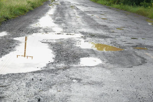 Die Straße Ist Beschädigt Und Voller Staunässe — Stockfoto