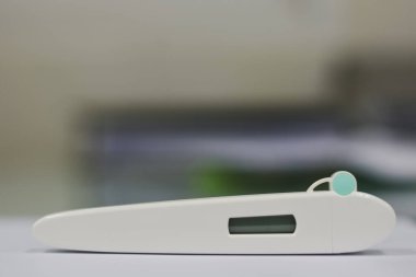 Beyaz yüzeyde görüntülü dijital termometre test kiti