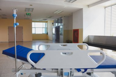 Betona gömülü paslı metal bir rögar kapağı..