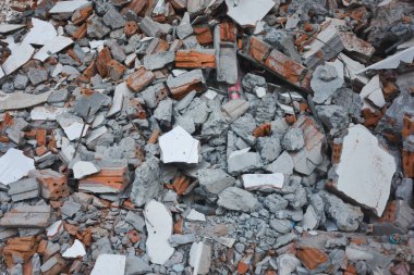 İnşaat atıkları, kırık tuğlalar ve fayanslar yığını.