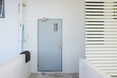 Binada yangın kapıları var.