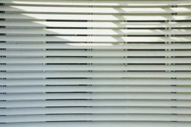 Modern bir iş binasının balkonunda paslanmaz çelik tente.