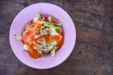 Çin lahanası ve pembe tabakta yumurta ile karıştırılmış domuz eti..