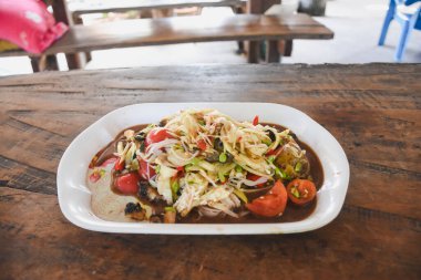 Baharatlı Tayland papayalı salata (Som Tum) erişte ve yengeç.