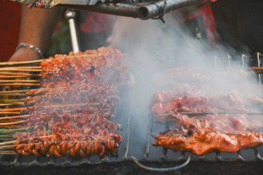 Muz yaprakları üzerinde servis edilen ızgara tavuk..