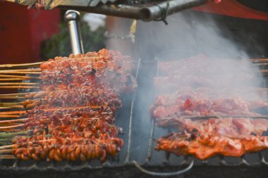 Muz yaprakları üzerinde servis edilen ızgara tavuk..