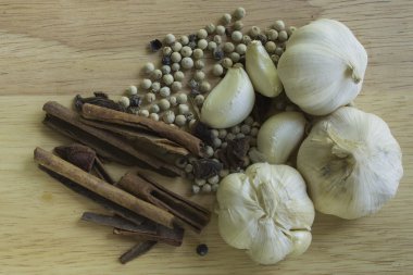 Baharat ve otlar ahşap bir masa üzerinde. Yemek ve mutfak malzemeleri.