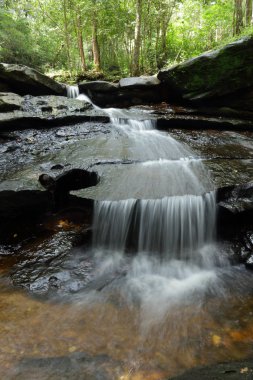 kayaların üzerinden akan dere
