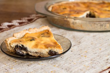 Süzme peynir ve kuru erik ile pasta parçası 