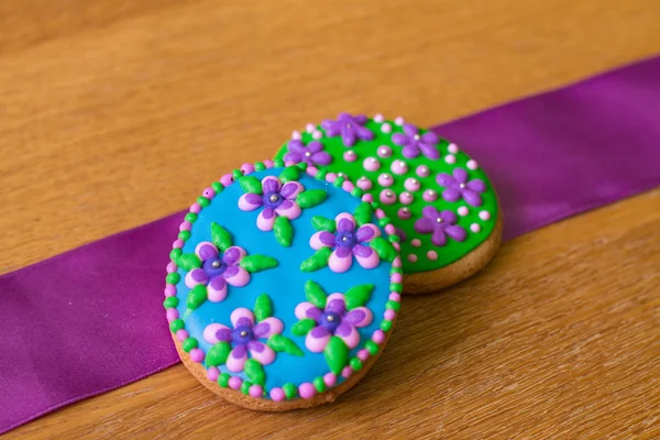 Pan de jengibre con flores y cinta púrpura — Foto de Stock