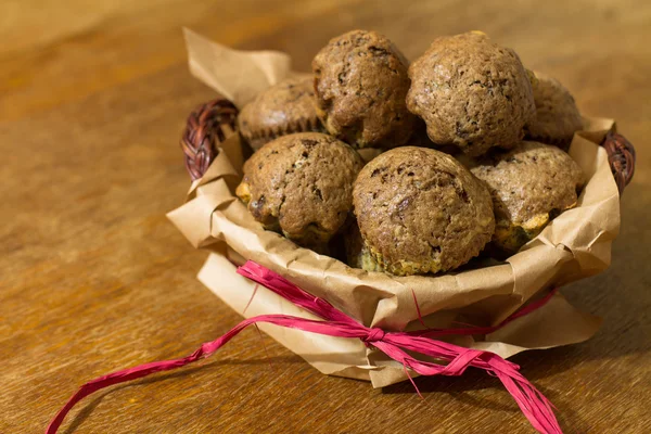 Muffins au chocolat dans le panier — Photo