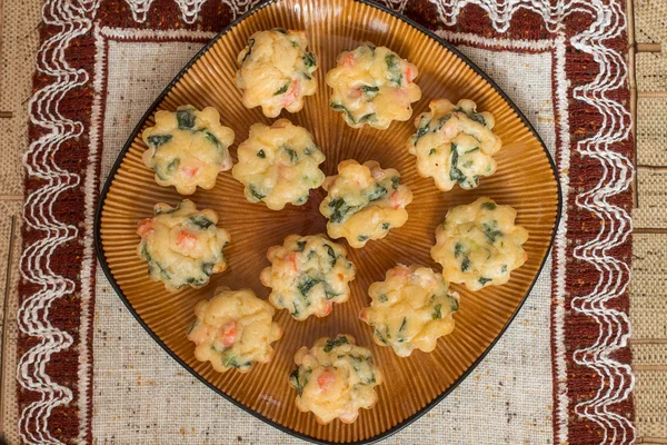 Muffin dengan salmon, bayam dan keju — Stok Foto