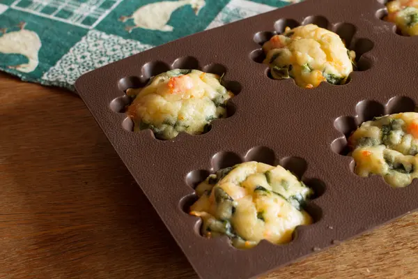 Muffin met zalm, spinazie en kaas in silicone bruin keukengerei — Stockfoto