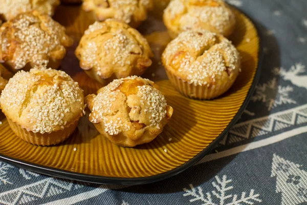 Zoute muffins met worst en kaas op grote bruine plaat — Stockfoto