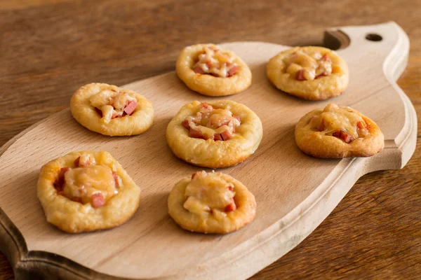 Mini pizza's op snijplank — Stockfoto