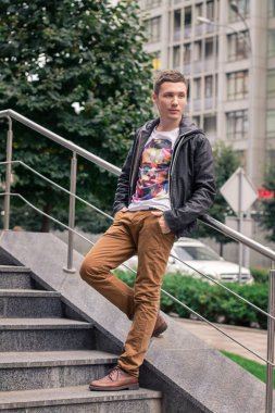 Ievgenii ayakta merdivenlerde