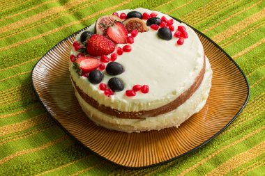 Çıplak kek çilek ile