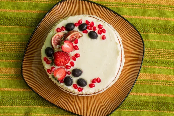Голый торт с ягодами — стоковое фото