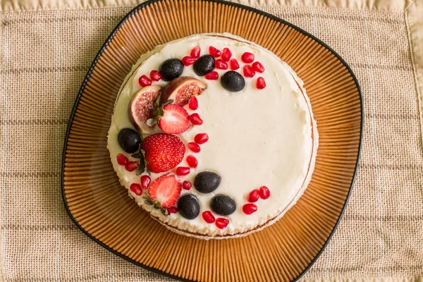 Голый торт с ягодами — стоковое фото