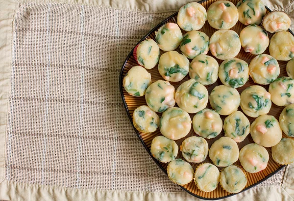 Tumpukan muffin buatan sendiri dengan salmon, bayam dan keju — Stok Foto