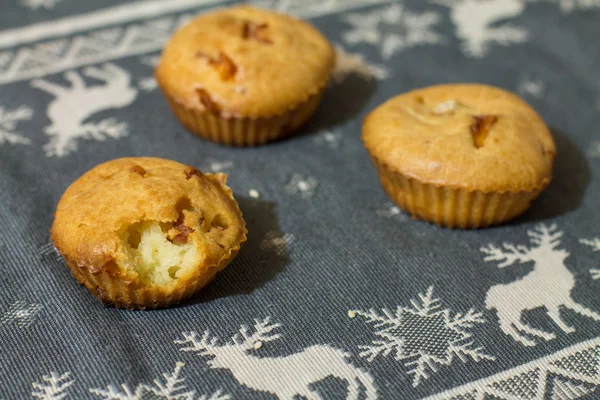 Drei salzige Muffins auf grauer Tischdecke mit Hirschen. — Stockfoto