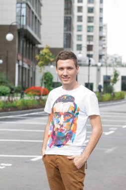 Kahverengi saçlı yakışıklı genç