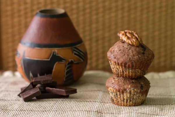 Deux muffins bicolores au chocolat, coquelicots et noix et gourdes au maté . — Photo