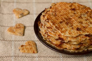 Ev yapımı gözleme plaka üzerinde. Romantik Kahvaltı