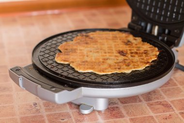 Kızarmış soğan, petrol ve peynir ile ev yapımı gözleme