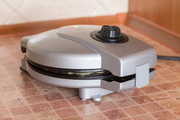 Closed waffle iron for cooking homemade waffle. — Stock Photo, Image