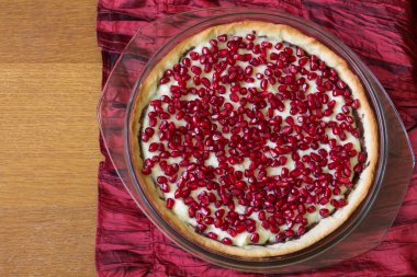 Muhallebi ve nar ile tart.